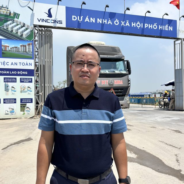 Trần Nam tại cổng dự án nhà ở xã hội Phố Hiến